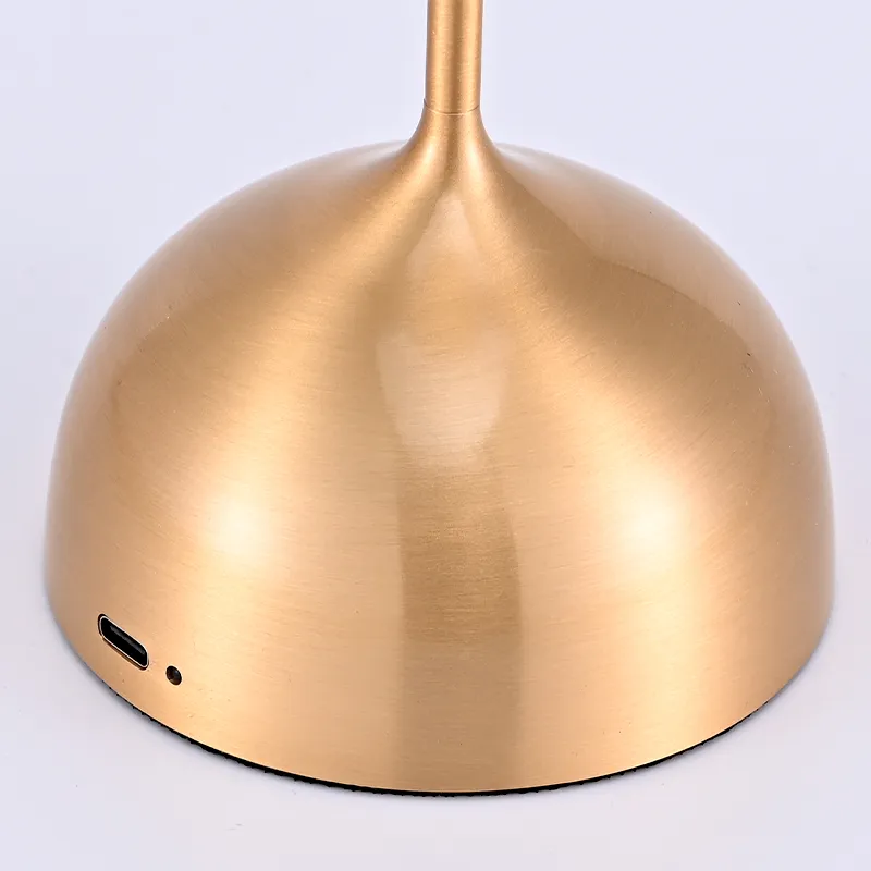 Nuevas lámparas de mesa inalámbricas y creativas de aluminio.  