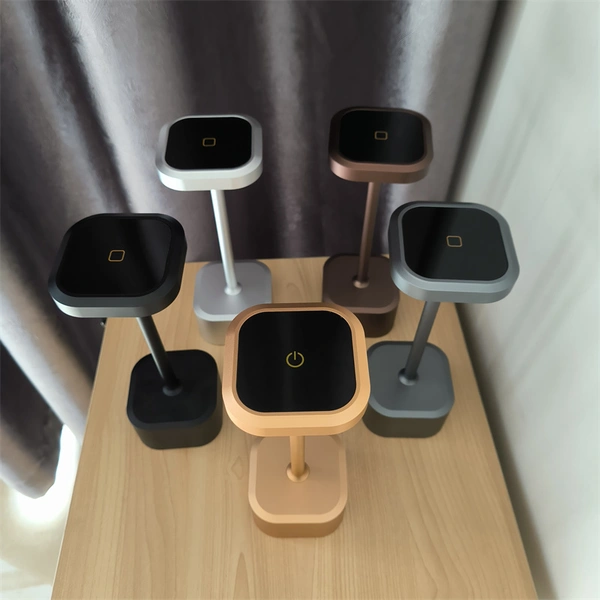 شحن لاسلكي مصباح طاولة قابل لإعادة الشحن