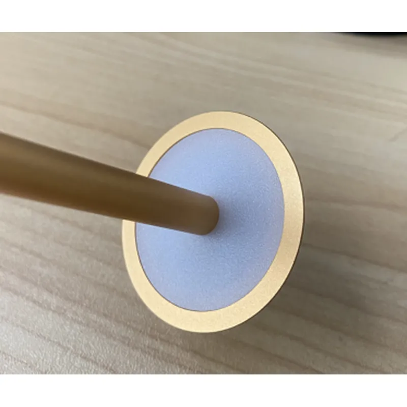 Lámparas de mesa inalámbricas de aluminio con pilas junto a la lámpara de noche