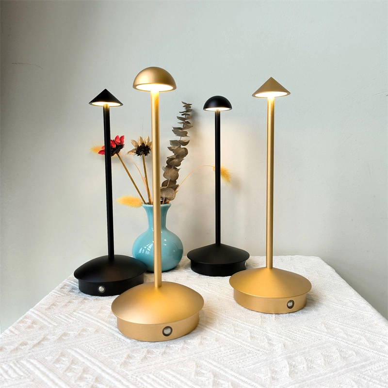 Lámparas de mesa inalámbricas de aluminio con pilas junto a la lámpara de noche