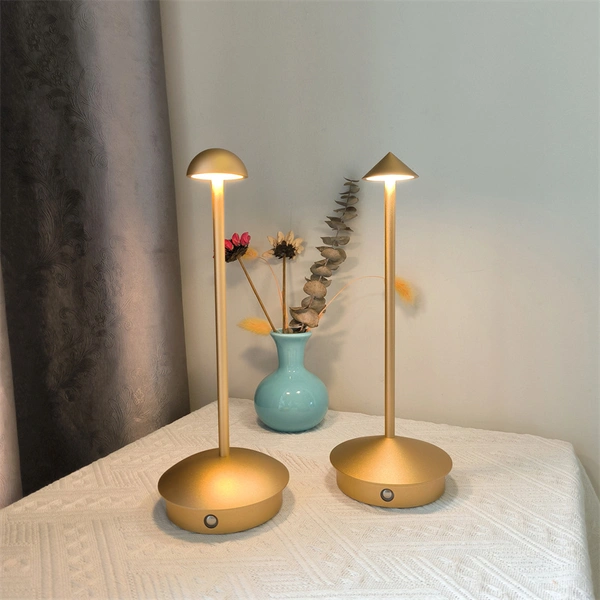 Lámparas de mesa inalámbricas de aluminio con pilas junto a la lámpara de noche