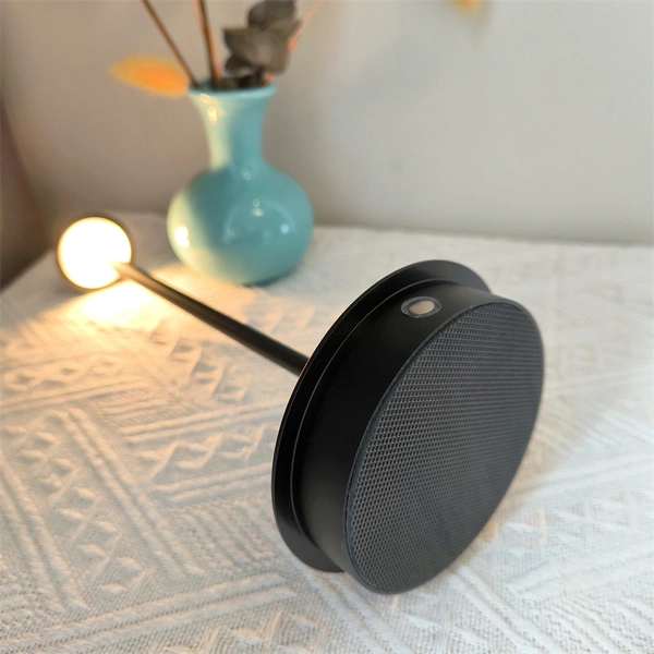 Lámparas de mesa inalámbricas de aluminio con pilas junto a la lámpara de noche