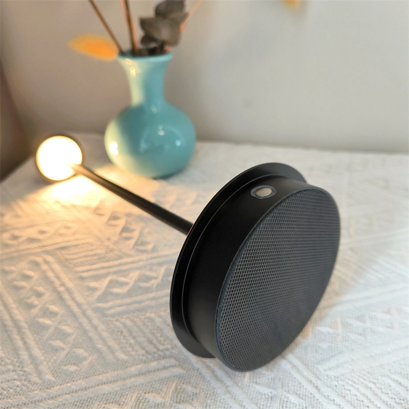Lámparas de mesa inalámbricas de aluminio con pilas junto a la lámpara de noche