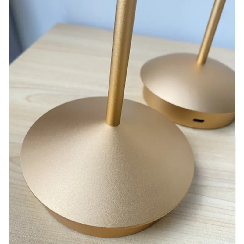 Lámparas de mesa inalámbricas de aluminio con pilas junto a la lámpara de noche