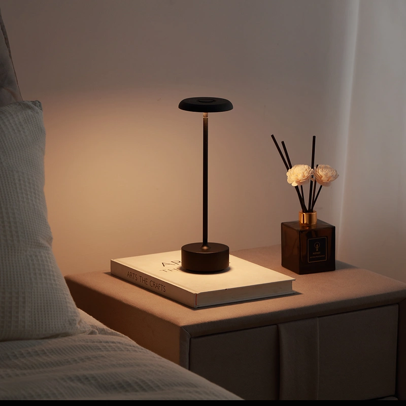 Slim Aluminum cordless table lamp