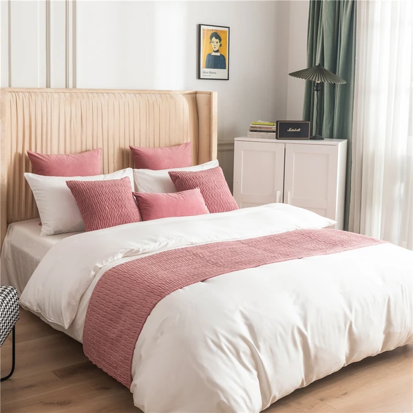 Camino de cama plisado de terciopelo de lujo con luz nórdica