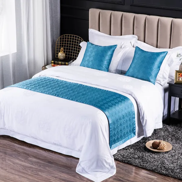 Camino de cama y almohadas geométricas de alta calidad
