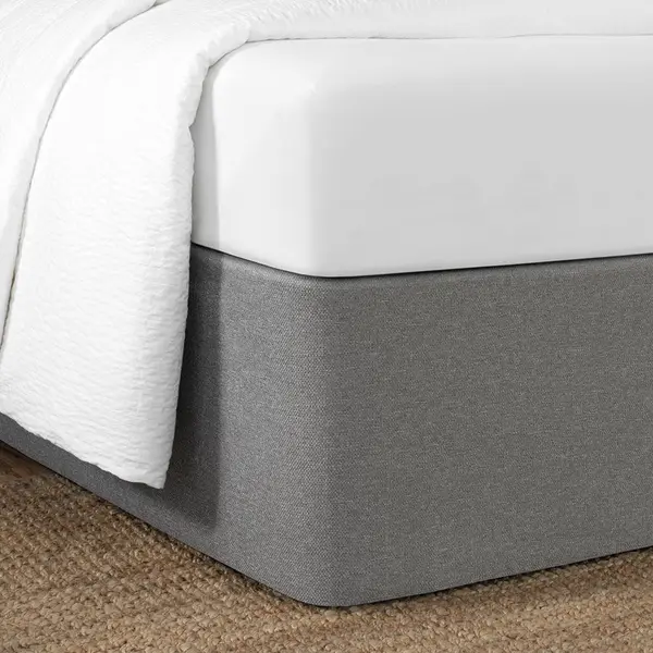 Elegante falda de cama ajustada para interiores modernos.