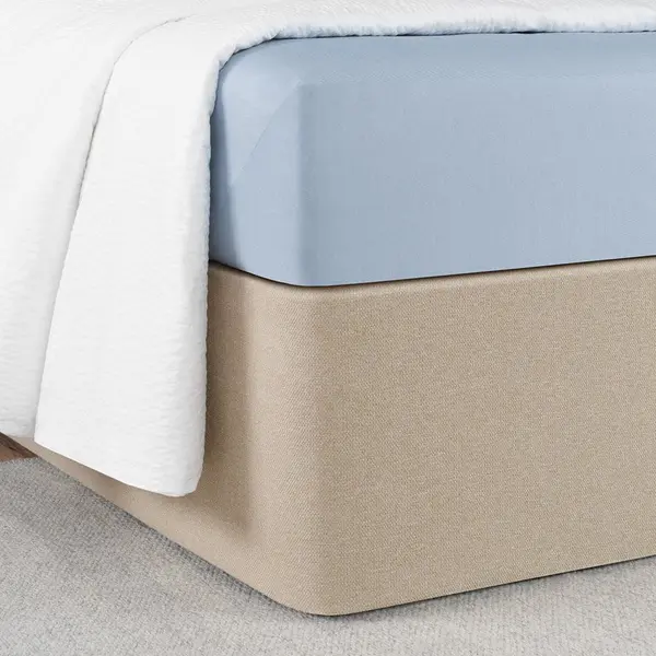 Elegante faldón de cama con somier ajustado