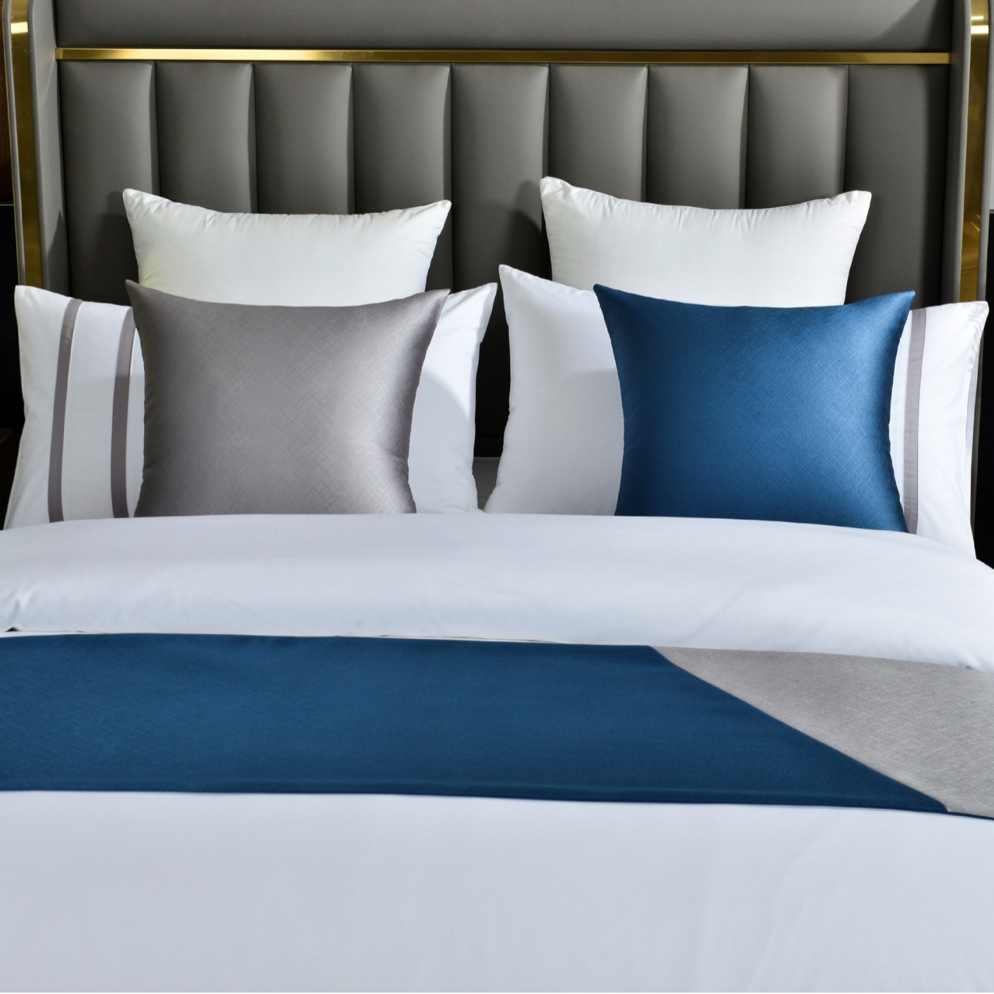 Modern Color Contrast Star Hotel Bed Runner & Pillow