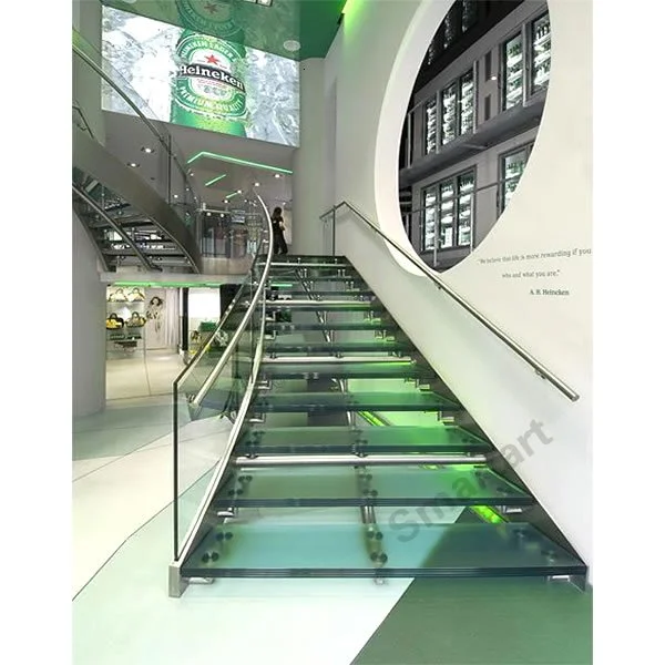 escalier en verre incurvé au design moderne et au style unique