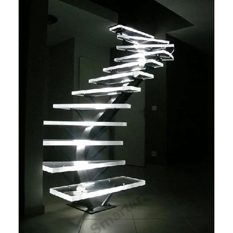 Escalera de cristal interior de diseño moderno.  