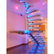 Escalera interior de caracol de cristal y acero de última generación
