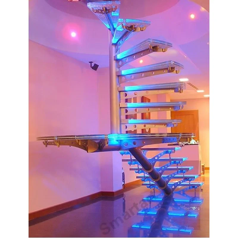 Escalera interior de caracol de cristal y acero de última generación