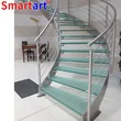 escalier en verre incurvé au design moderne et au style unique