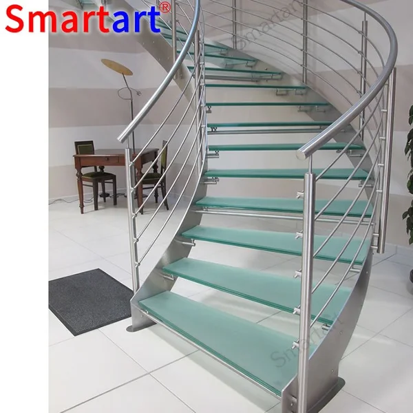 escalier en verre incurvé au design moderne et au style unique