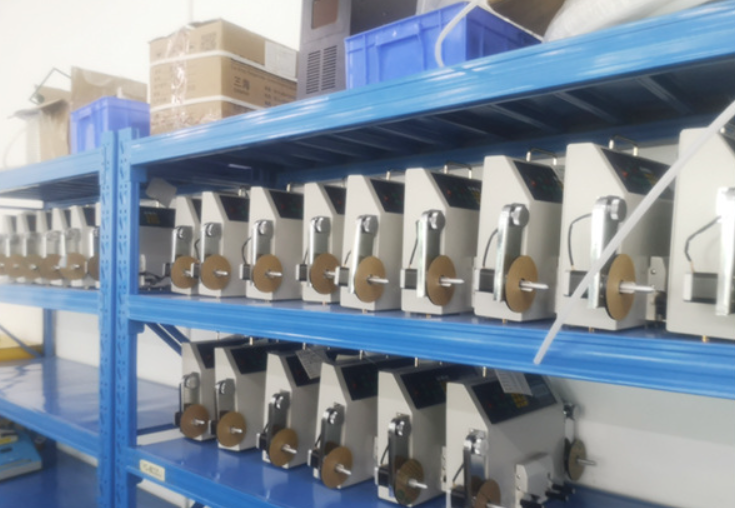 Optical SMD tape-and-reel component counter counting a reel in an SMT material warehouse