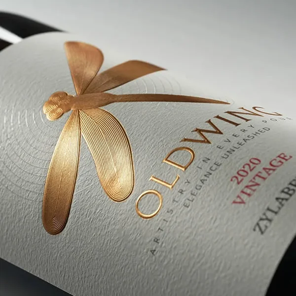 ملصقات نبيذ مخصصة ذات ملمس مميز - خيارات منقوشة، ورقائق معدنية، ومقاومة للأشعة فوق البنفسجية