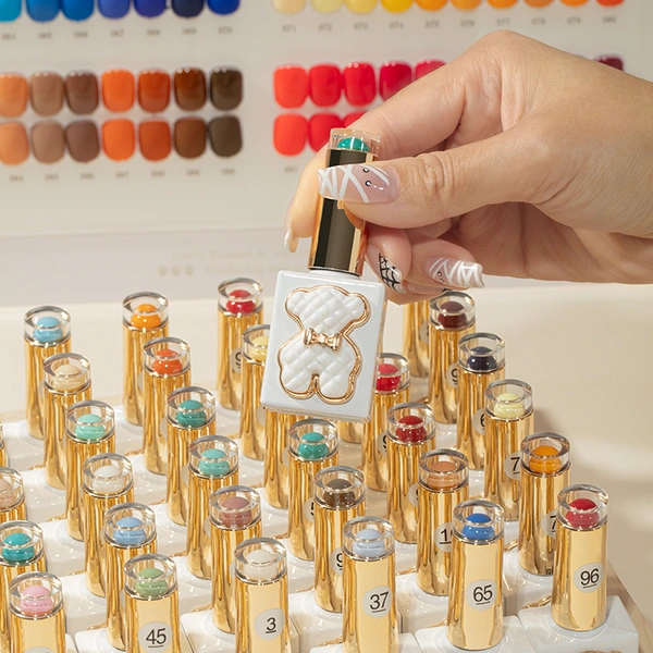 бесплатный набор гелевых лаков с логотипом для дизайна ногтей | zrkgel